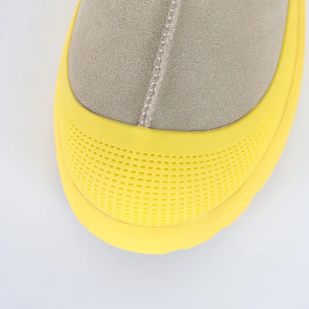 Copy price 💰660 Core recommendation Good price In recent years, uug has launched a series of styles that are partially geared towards the preferences of young consumers and have also moved to the forefront of fashion trends. Shoe body material Water-repellent coated suede upper 17 mm UGGPURE™ implanted wool insole Lightweight non-slip comfortable rubber outsole Brand LOGO trademark Comes with a full set of packaging Size: 35 36 37 38 39 40 41 42 43 44 45